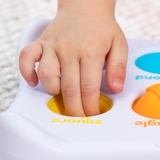 Іграшка сенсорна Fat Brain Toys Dimpl Duo Брайль Колір Форма Назва (F208EN) - Pampik - 10