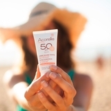 Сонцезахисний крем для обличчя Acorelle SPF 50 Абрикос з тонуючим ефектом, органічний, 50 мл - Pampik - 4