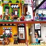 Конструктор LEGO Friends Квіткові та дизайнерські магазини в центрі міста 2010 деталей (41732) - Pampik - 10