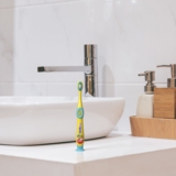 Дитяча зубна щітка Colgate Little Kids Smiles жовта - Pampik - 8