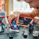 Конструктор LEGO City Гараж F1 та автомобілі Mercedes-AMG і Alpine, 678 деталей (60444) - Pampik - 9