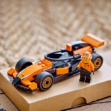 Конструктор LEGO City Пілот F1 з автомобілем для перегонів команди McLaren, 86 деталей (60442) - Pampik - 3