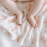 Подарунковий набір Aden + Anais Rosettes, пелюшка та шапочка, рожевий (AA20001) - Pampik - 3