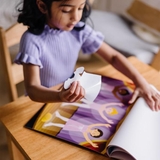 Набор многоразовых наклеек Melissa & Doug Одень куклу (SM93209/6829) - Pampik - 6